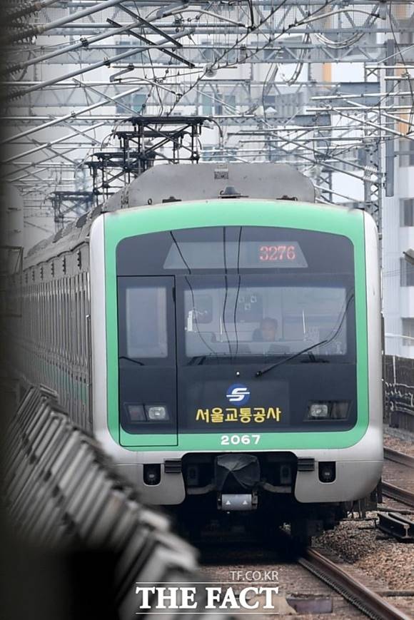 서울시교통공사는 무임수송 비용이 나날이 늘어가기 때문에 정부에서 지원을 해줄 것을 요청하는 내용의 법이 국회에 계류 중이라고 밝혔다. /남용희 기자