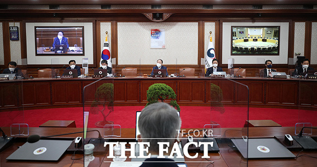 홍 직무대행이 국무회의를 주재하고 있다.