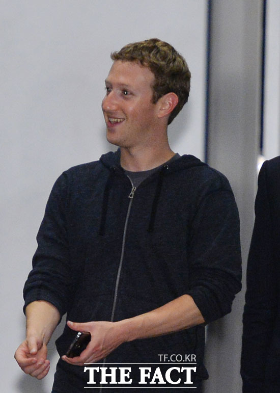마크 저커버그 페이스북 최고경영자(CEO)가 페이스북에 라이브 오디오 룸 서비스를 추가한다고 19일(현지시간) 밝혔다. /더팩트DB