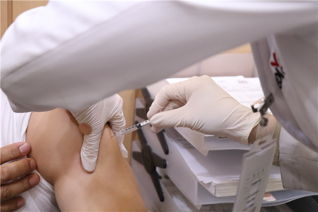 한국건강관리협회 건강증진의원는 19일부터 코로나19 예방접종 대상 중 사전예약을 받은 장애인, 노인, 보훈 돌봄 종사자와 항공승무원의 접종을 시작했다. / 한국건강관리협회제주 제공