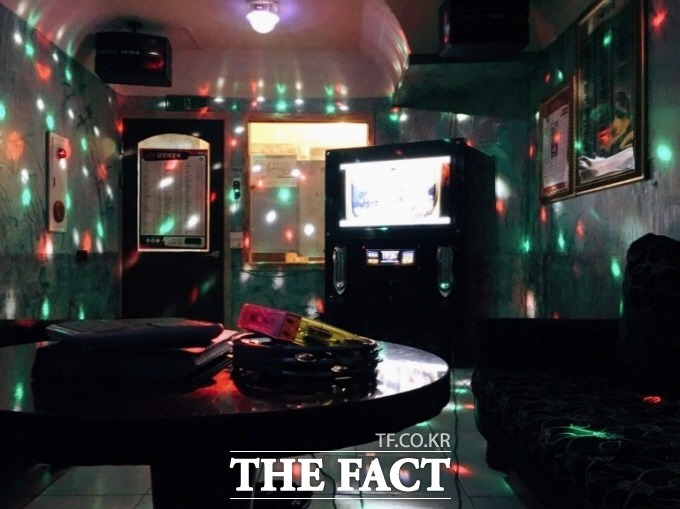 이개호 더불어민주당 의원의 수행비서는 지난 9일 5인 이상 사적 모임을 금지한 방역 수칙을 위반하고 광주 서구 상무지구 한 유흥주점의 밀폐된 룸에서 새벽까지 술을 마시다 코로나19에 확진됐다./더팩트DB