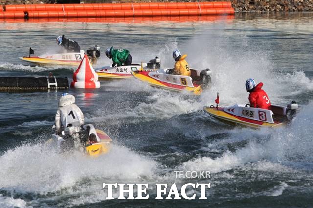 환절기 바람은 수면에 너울을 만들고 방향에 따라 경주에 영향을 줘 변수로 작용할 수 있다./기금조성총괄본부 제공