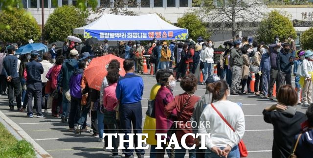 순천시가 마련한 튤립 알뿌리 희망나눔 행사에 시민들의 발길로 장사진을 이루는 큰 호응속에 진행됐다. /독자 제공