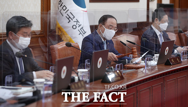 홍남기 국무총리 직무대행(가운데)이 20일 오전 서울 종로구 세종대로 정부서울청사에서 직무대행 체제이후 처음오로 국무회의를 주재하며 의사봉을 두드리고 있다./임영무 기자