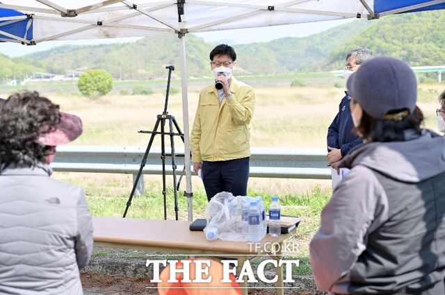 김정섭 공주시장이 19일 지방도 공사 현장을 찾아 추진 실태를 점검했다. /공주시 제공