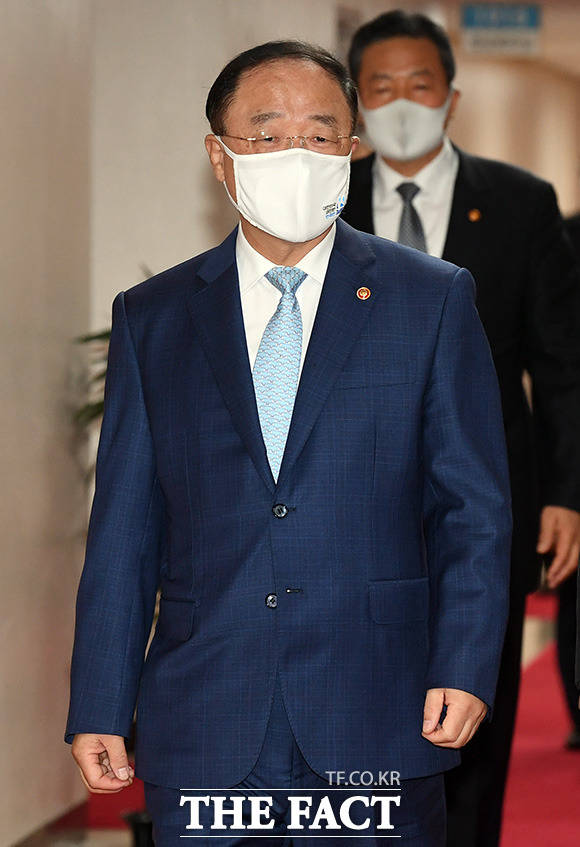 홍 직무대행이 회의실로 입장하고 있다.