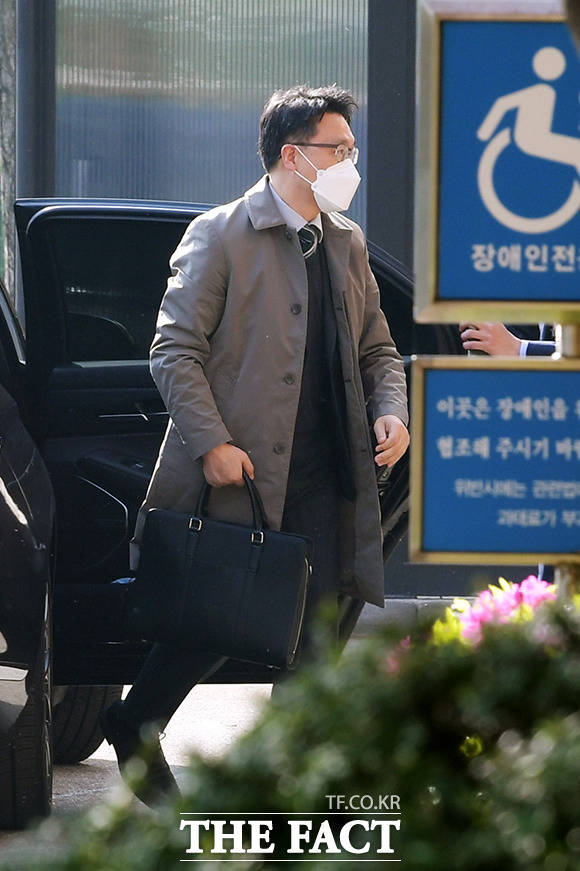 김진욱 고위공직자범죄수사처장이 20일 오전 경기도 과천시 관문로 정부과천청사 내 공수처 사무실로 출근하고 있다. /과천=이선화 기자