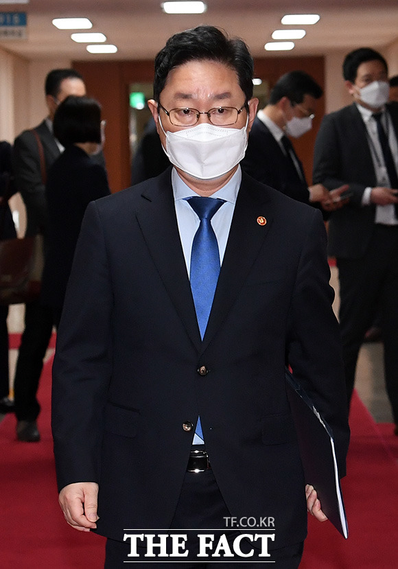 박범계 법무부 장관이 국무회의실로 입장하고 있다.