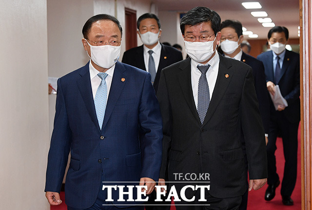 홍남기 국무총리 직무대행(왼쪽)과 전해철 행정안전부 장관이 20일 오전 서울 종로구 세종대로 정부서울청사에서 직무대행 이후 처음으로 주재하는 국무회의에 참석하고 있다./임영무 기자