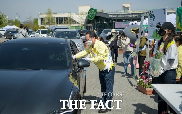 20일 시행된 튤립 알뿌리 희망나눔 행사에 참석한 허석 순천시장이 드라이브 스루로 참여한 시민들에게 알뿌리를 전달하고 있다. /순천시 제공