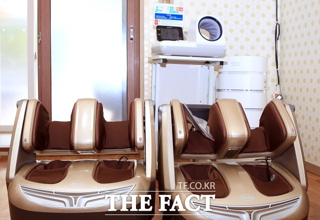 농사로 지친 농업인들은 마을회관 등에서 손쉽게 안마의자 또는 발 마사지기 등의 건강·보조기구를 사용할 수 있게 된다. / 정읍시 제공