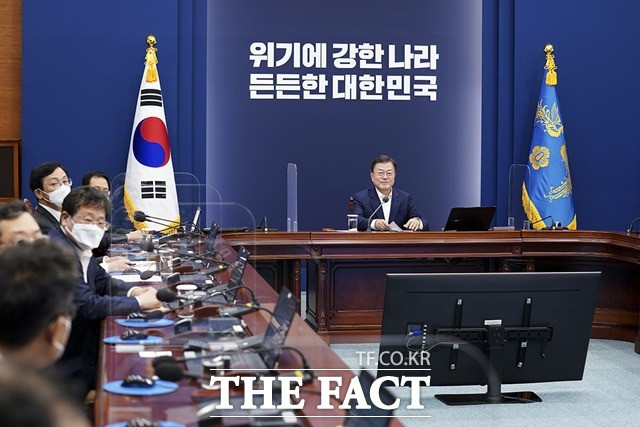 문재인 대통령이 장애인의 날인 20일 SNS를 통해 우리가 함께 가는 길에서, 어떻게 서로 손잡고 더 아름다운 세상을 만들 수 있을지 생각해보았으면 좋겠다고 밝혔다. 문 대통령이 지난 19일 청와대에서 수석·보좌관회의를 주재하는 모습. /청와대 제공