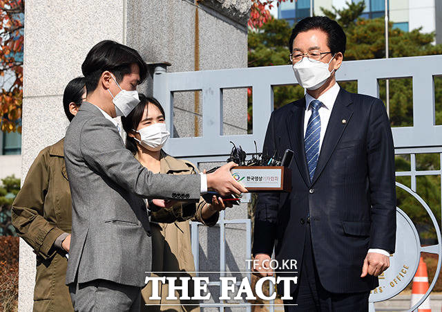 정치자금법 위반 의혹으로 체포영장이 발부된 정정순 더불어민주당 의원이 지난해  10월31일 오전 충북 청주시 서원구 청주지검에 출석하고 있다.  / 청주=임영무 기자