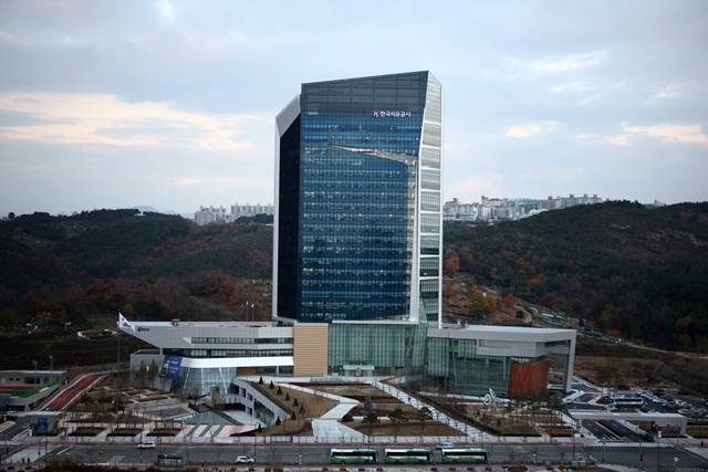 21일 관계부처에 따르면 한국석유공사는 지난해 총부채 규모가 18조6449억 원으로 증가하며 완전자본잠식상태에 빠졌다. 사진은 울산에 위치한 석유공사 사옥. /한국석유공사 제공