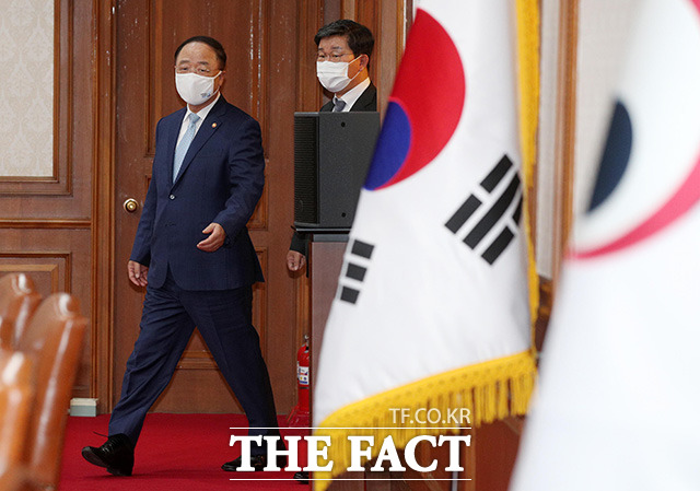 회의장 입장하는 홍남기 국무총리 직무대행.