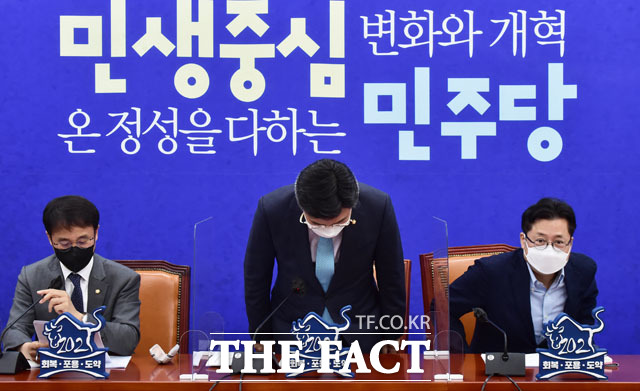 윤호중 더불어민주당 원내대표 겸 비상대책위원장(가운데)이 20일 오전 서울 여의도 국회에서 열린 더불어민주당 원내대책회의에 참석해 고개숙여 인사하고 있다. /국회=남윤호 기자