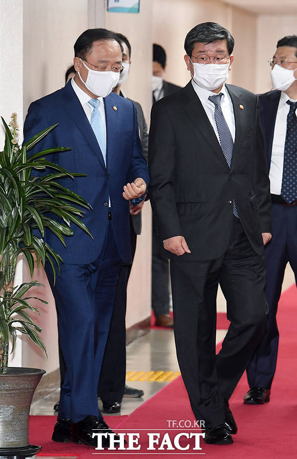 홍 직무대행과 전해철 장관이 대화를 나누며 회의실로 이동하고 있다.