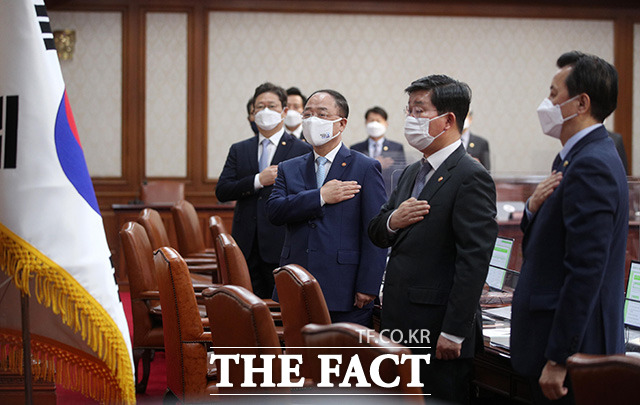 회의에 앞세 국민의례하는 홍 직무대행과 부처 장관들.