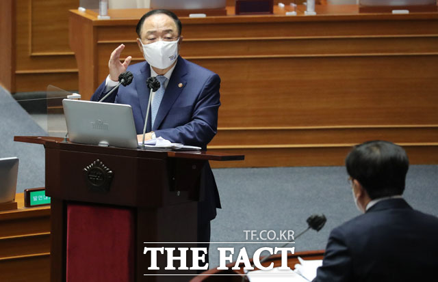 김은혜 국민의힘 의원은 거듭 반문하는 홍남기 부총리를 향해 질문하실 거면 자리를 바꾸자며 부동산 문제를 지적했다. /남윤호 기자