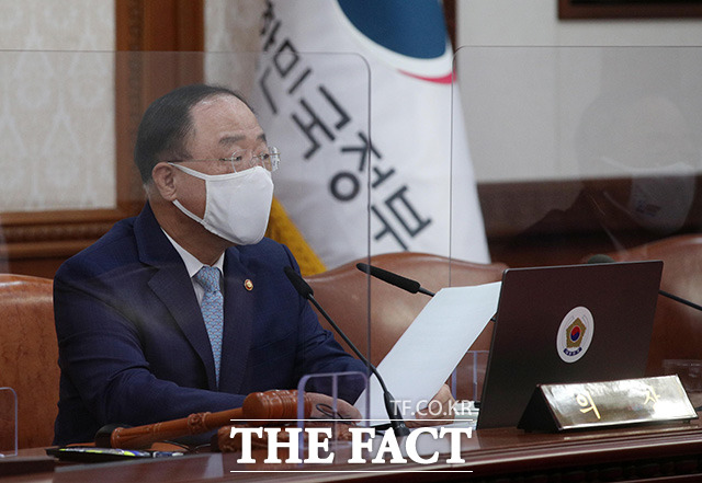 발언하는 홍남기 국무총리 직무대행.