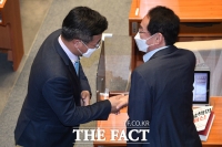  악수하는 윤호중-김도읍 [포토]