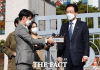  정정순 의원 구속 168일 만에 보석으로 석방