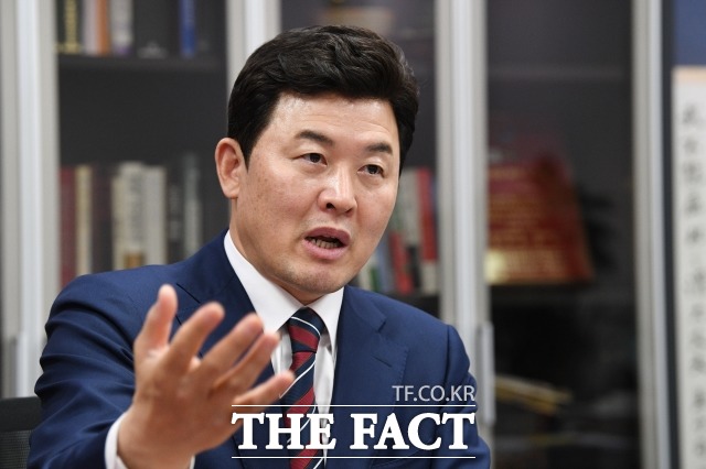 윤 의원은 인터뷰 내내 혁신·자강과 같은 의제를 언급하고 당의 중요 정강 정책과 당헌 당규 개정에 당원 의사가 즉각 반영되는 시스템을 구축해야 한다고 했다. /남윤호 기자