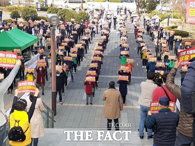 지난 3월16일 국토교통부 주관으로 순천시문화건강센터 다목적홀에서 열린 ‘경전선 전철화 사업’ 설명회에 앞서 순천 시민단체와 관변 단체들이 경전설 노선의 도심권 지중화 등을 요구하는 항의시위를 벌이고 있다. /더팩트 DB