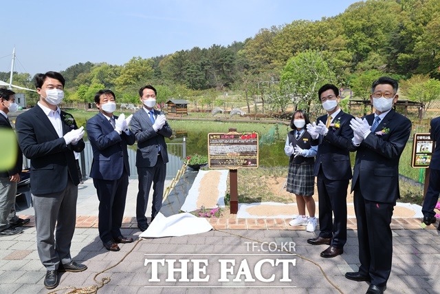 허태정 대전시장과 권중순 대전시의장 등이 21일 오후 오월드에 뉴턴의 사과나무를 심고 있다. / 대전시 제공