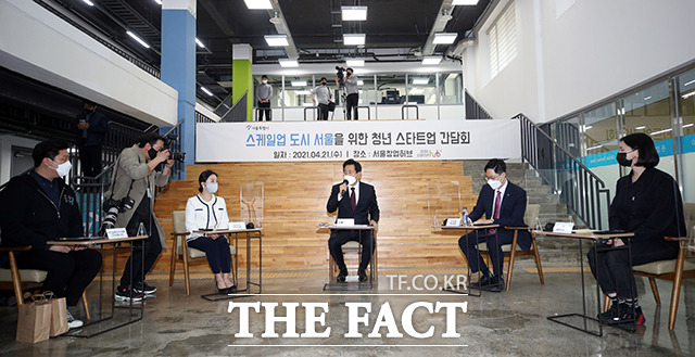 오세훈 서울시장(가운데)이 21일 오후 서울 마포구 서울창업허브에서 열린 청년 스타트업 간담회에서 인사말을 하고 있다. /이동률 기자