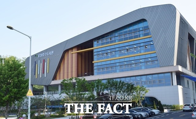 청주시 오창호수도서관. 이 도서관은 신종 코로나바이러스 감염증(코로나19) 사태 장기화 속에서 다양한 독서문화를 선호하는 시민들을 위한 피크닉도서관서비스를 운영하고 있다. / 청주시 제공