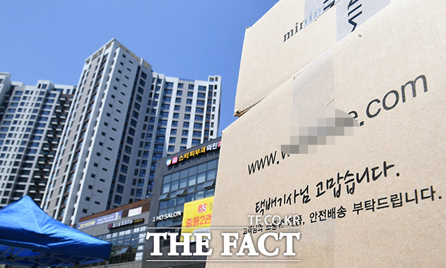 서울 강동구 고덕동 한 아파트 단지에서 택배 차량의 지상 출입을 금지하자 택배 기사들이 지난 14일 개별 배송을 중단했다. /이동률 기자