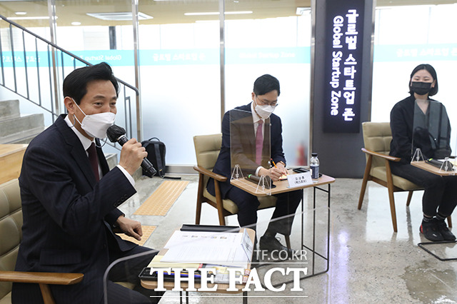 오세훈 서울시장이 21일 오후 서울 마포구 서울창업허브에서 열린 청년 스타트업들과의 간담회에서 인사말을 하고 있다. /이동률 기자