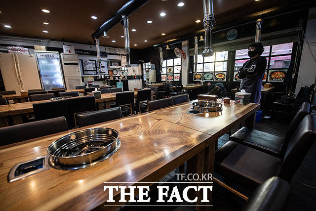 코로나19 사태가 장기화하는 가운데 음식점업 취업자 수가 눈에 띄게 줄고 있다. 사진은 서울 성북구 소재 한 음식점이 텅 비어있는 모습. /이동률 기자