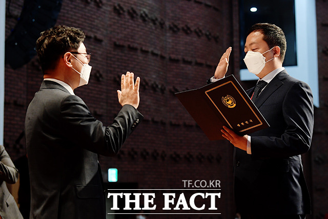 박 장관 앞에서 국민선서하는 우수인재 대표자 민성춘(오른쪽) 씨