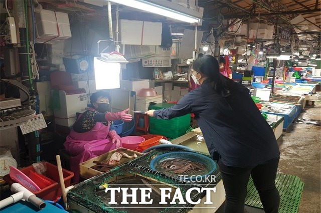 부산시가 일본 정부의 후쿠시마 방사능 오염수 해양 방류 결정으로 인한 시민들의 불안감을 해소하기 위해 연안해역과 수산물의 방사능 검사를 대폭 강화한다고 21일 밝혔다. /부산시 제공