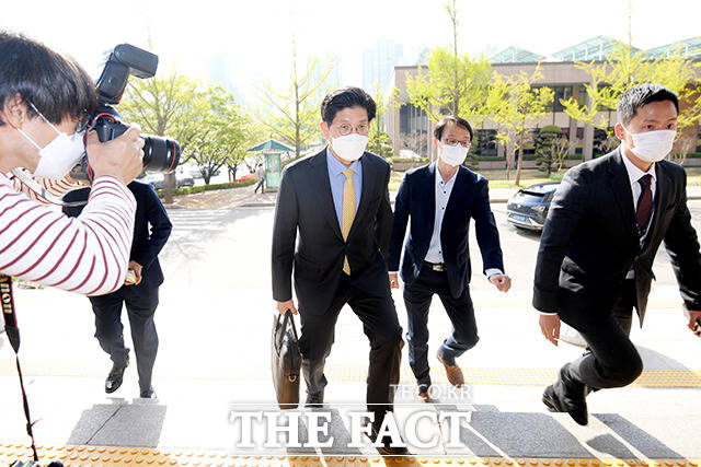 노형욱 국토교통부 장관 후보자가 21일 오전 경기도 과천시 관문로 정부과천청사 서울지방국토관리청에 마련된 청문회 준비 사무실로 출근하고 있다. /과천=이선화 기자