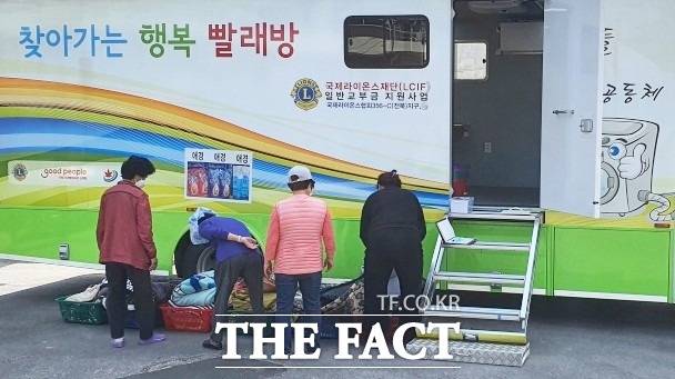 찾아가는 행복 빨래방은 이동 세탁 차량을 이용해 빨래가 어려운 지역 주민을 대상으로 무료 세탁과 건조를 지원하는 사업이다. / 정읍시 제공