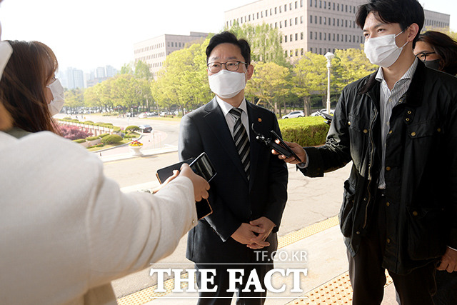 박범계 법무부 장관이 21일 오전 경기도 과천시 관문로 정부과천청사 법무부에 출근하며 취재진의 질문에 답하고 있다. /과천=이선화 기자