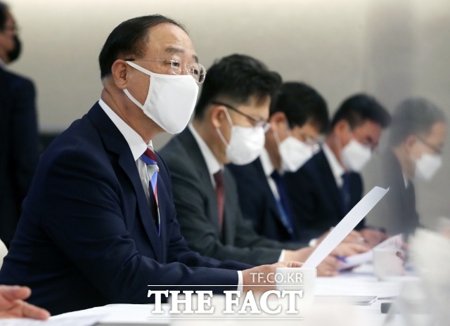 홍남기 경제부총리 겸 기획재정부 장관이 21일 오전 서울 종로구 정부서울청사에서 열린 제20차 부동산시장 점검 관계장관화의에서 모두 발언을 하고 있다./임영무 기자
