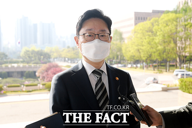 박범계 법무부 장관이 21일 오전 경기도 과천시 관문로 정부과천청사 법무부에 출근하며 취재진의 질문에 답하고 있다. /과천=이선화 기자