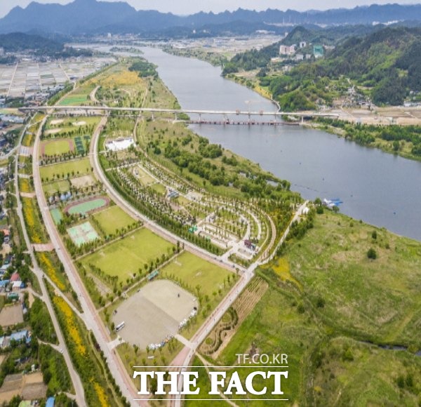 구미시는 코로나19 장기화로 힘든 시민들에게 아름다운 녹색 휴식 공간 제공을 위해 낙동강체육공원에 다양한 사업을 추진하고 있다.사진은 구미시 낙동강체육공원 전경/구미=김서업 기자