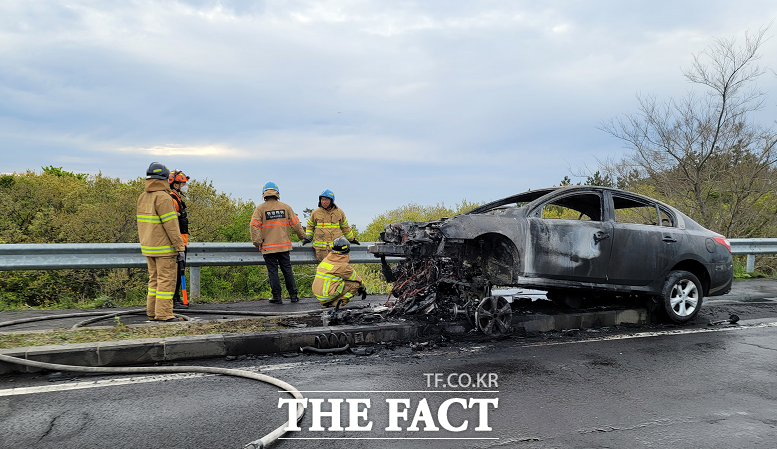 21일 오후 5시께 제주시 서부산업도로 평화로 서귀포로 진행하던 차량에서 화재가 발생했다./제주서부소방서 제공