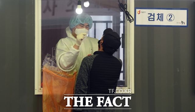 교육부는 최근 학교에서 발생하는 집단감염이 많아 이를 막기 위해 검사량을 늘리겠다고 밝혔다. /이동률 기자