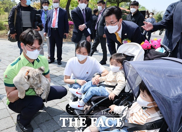 사이몬을 바라보고 있는 아이들 / 대전시 제공