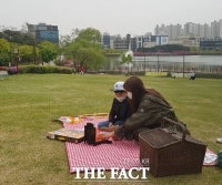  코로나19 장기화 속 돗자리 대여하는 도서관