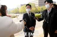  출근길 취재진과 만난 박범계 장관 [TF사진관]