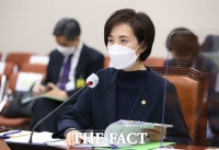  교육위 전체회의 출석한 유은혜 [포토]