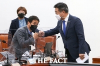  주먹인사하는 윤호중과 한병도 [포토]