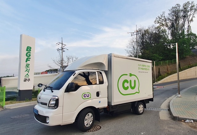 편의점 CU는 22일 업계 최초로 상품 공급 배송 차량에 친환경 전기차를 도입했다고 밝혔다. /BGF리테일 제공